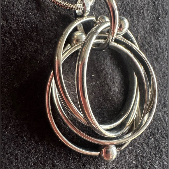 Pretty silver tone circles necklace - Picture 2 of 5